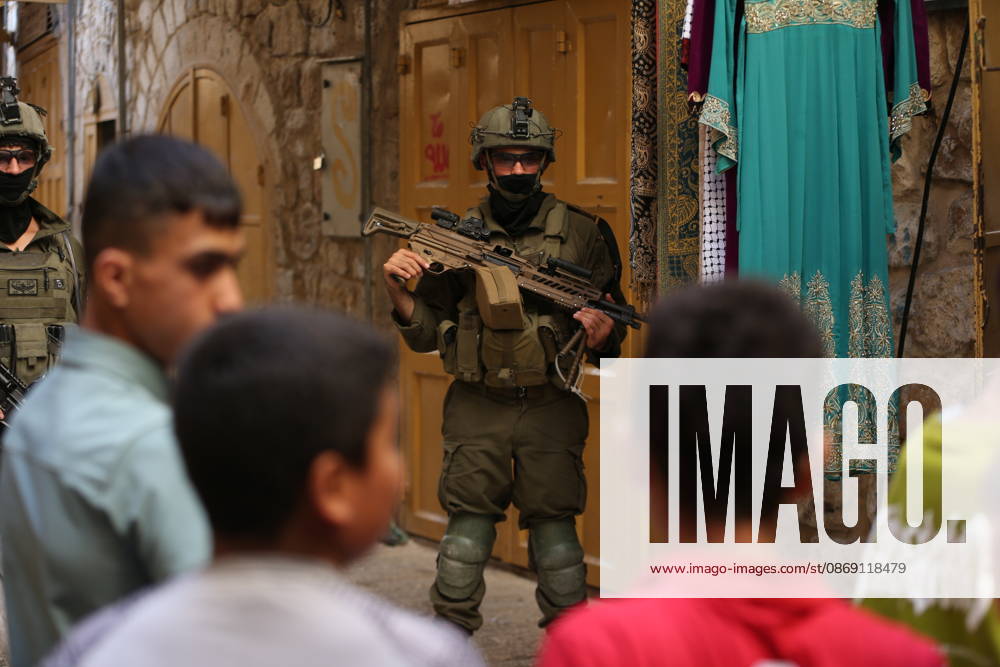 Israeli settlers raid Hebron in the West Bank HEBRON, PALESTINE, WEST BANK - OCTOBER 10: Israeli settlers, under the protection of Israeli forces, raid the Old City area of Hebron in the southern West Bank, Palestine, on October 10, 2026. During the raid, Israeli forces block entry and exit points, restricting the movement of Palestinians in the area. Wisam Hashlamoun Anadolu Hebron West Bank. Editorial use only. Please get in touch for any other usage.