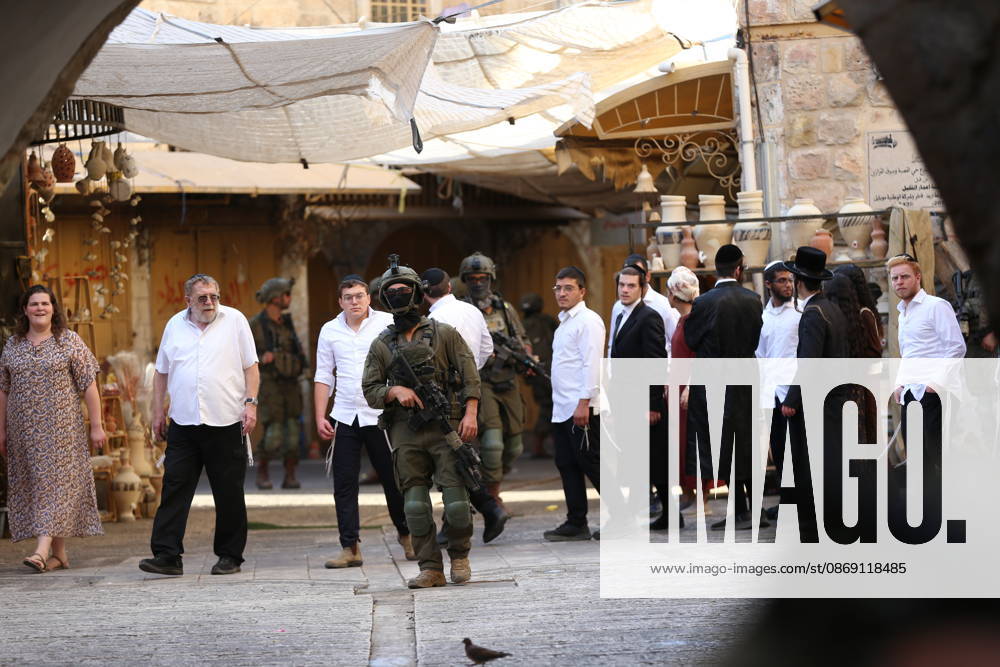 Israeli settlers raid Hebron in the West Bank HEBRON, PALESTINE, WEST BANK - OCTOBER 10: Israeli settlers, under the protection of Israeli forces, raid the Old City area of Hebron in the southern West Bank, Palestine, on October 10, 2026. During the raid, Israeli forces block entry and exit points, restricting the movement of Palestinians in the area. Wisam Hashlamoun Anadolu Hebron West Bank. Editorial use only. Please get in touch for any other usage.