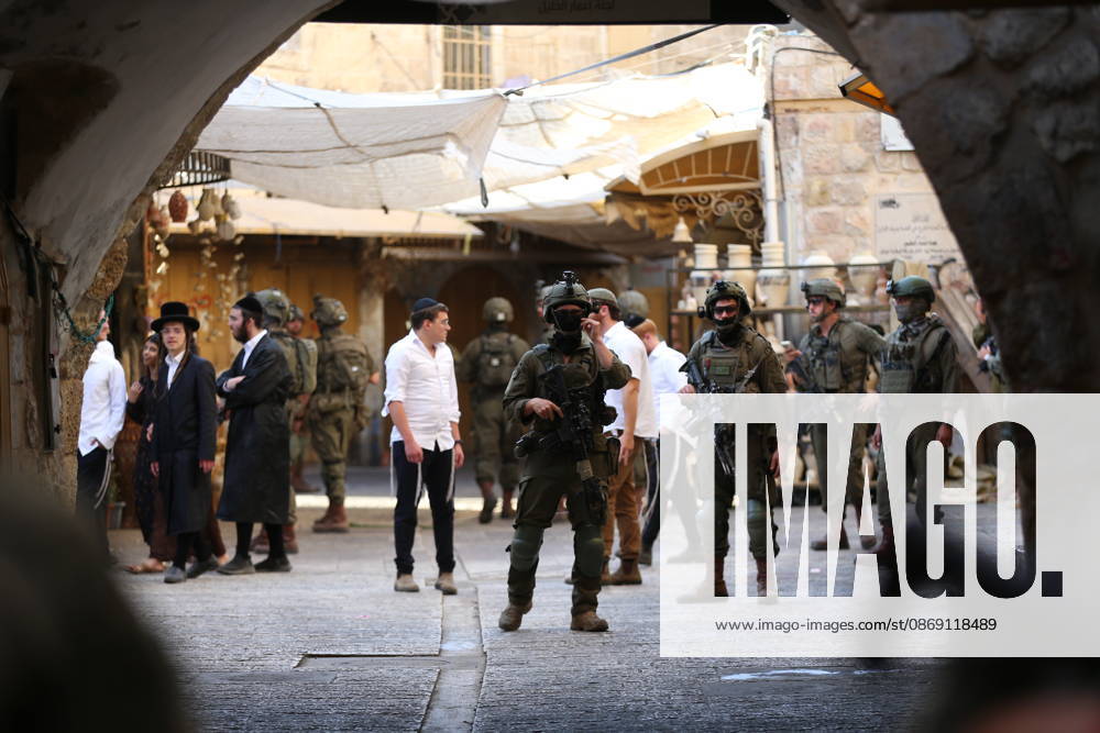 Israeli settlers raid Hebron in the West Bank HEBRON, PALESTINE, WEST BANK - OCTOBER 10: Israeli settlers, under the protection of Israeli forces, raid the Old City area of Hebron in the southern West Bank, Palestine, on October 10, 2026. During the raid, Israeli forces block entry and exit points, restricting the movement of Palestinians in the area. Wisam Hashlamoun Anadolu Hebron West Bank. Editorial use only. Please get in touch for any other usage.