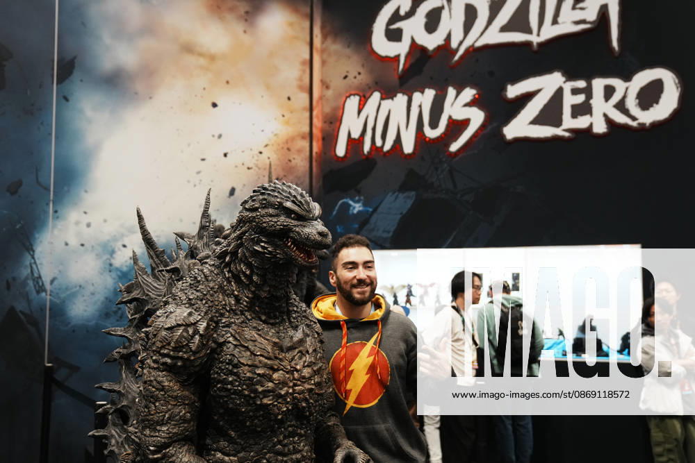 A fan poses with Godzilla Minus Zero at the 2026 NY Comic Con at the Javits Center on October 10, 2026 in New York. New York USA - ZUMAb148 20261010_zap_b148_001