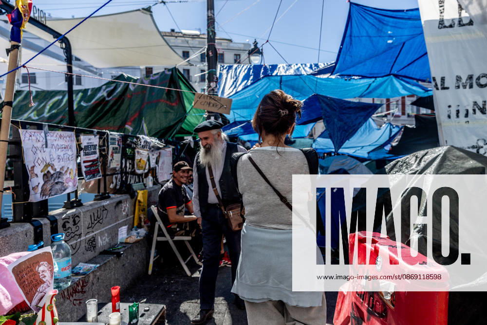 The Community of Madrid describes the encampment at Puerta del Sol as completely anarchic and laments the disastrous image it presents to tourists. Several people look at the messages at Puerta del Sol on October 10, 2026, in Madrid, Spain. Jorge Rodrigo, the Regional Minister of Housing, Transportation, and Infrastructure for the Community of Madrid, stated this Saturday that the encampment set up in Madrid’s Puerta del Sol since September 26, in protest of the housing crisis, is completely chaotic and has lamented the very negative image it may present of the capital to tourists during this Columbus Day long weekend. OCTOBER 10, 2026 SOL PROTEST CAMP HOUSING MARICARMEN FLORES MESSAGES Madrid Madrid, Spain