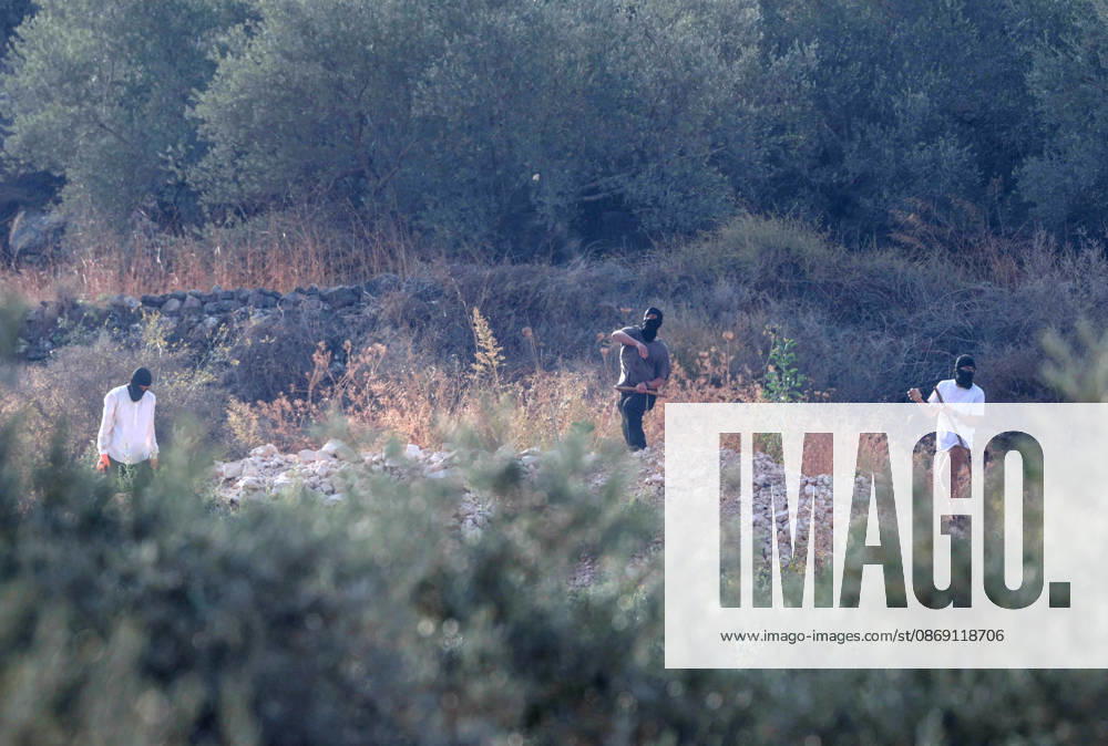 Israeli settlers attack Palestinians harvesting olives in West Bank RAMALLAH, PALESTINE - OCTOBER 10: Israeli settlers attack Palestinians harvesting olives in the village of Deir Abu Mashal, northwest of Ramallah in the West Bank, Palestine, on October 10, 2026. Israeli forces arriving at the scene intervene against Palestinians with tear gas, preventing them from continuing the olive harvest. Issam Rimawi Anadolu Ramallah West Bank. Editorial use only. Please get in touch for any other usage.