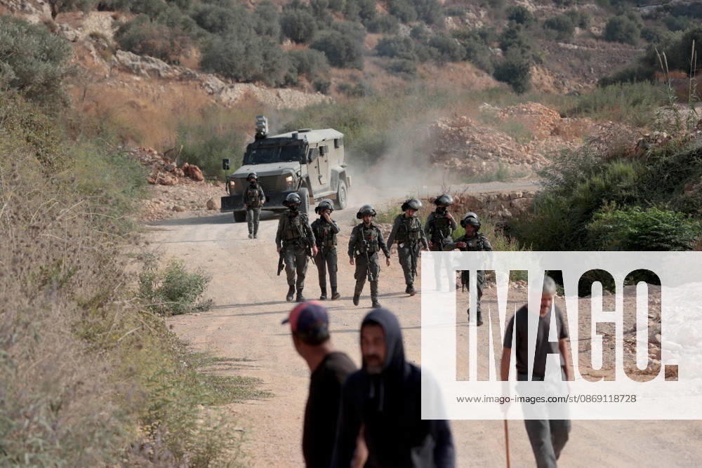 Israeli settlers attack Palestinians harvesting olives in West Bank RAMALLAH, PALESTINE - OCTOBER 10: Israeli settlers attack Palestinians harvesting olives in the village of Deir Abu Mashal, northwest of Ramallah in the West Bank, Palestine, on October 10, 2026. Israeli forces arriving at the scene intervene against Palestinians with tear gas, preventing them from continuing the olive harvest. Issam Rimawi Anadolu Ramallah West Bank. Editorial use only. Please get in touch for any other usage.