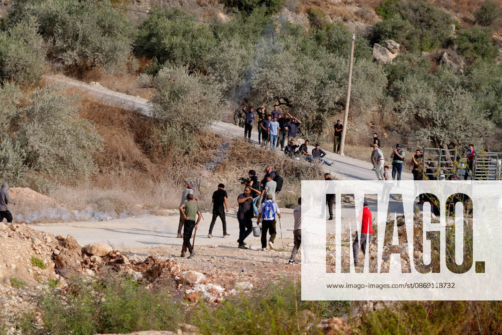 Israeli settlers attack Palestinians harvesting olives in West Bank RAMALLAH, PALESTINE - OCTOBER 10: Israeli settlers attack Palestinians harvesting olives in the village of Deir Abu Mashal, northwest of Ramallah in the West Bank, Palestine, on October 10, 2026. Israeli forces arriving at the scene intervene against Palestinians with tear gas, preventing them from continuing the olive harvest. Issam Rimawi Anadolu Ramallah West Bank. Editorial use only. Please get in touch for any other usage.