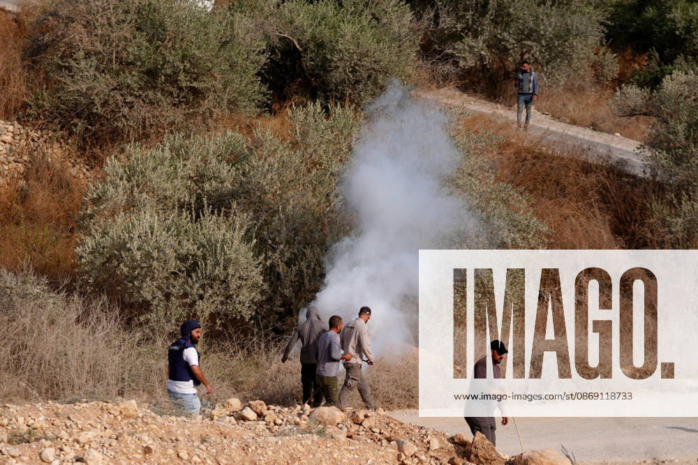 Israeli settlers attack Palestinians harvesting olives in West Bank RAMALLAH, PALESTINE - OCTOBER 10: Israeli settlers attack Palestinians harvesting olives in the village of Deir Abu Mashal, northwest of Ramallah in the West Bank, Palestine, on October 10, 2026. Israeli forces arriving at the scene intervene against Palestinians with tear gas, preventing them from continuing the olive harvest. Issam Rimawi Anadolu Ramallah West Bank. Editorial use only. Please get in touch for any other usage.
