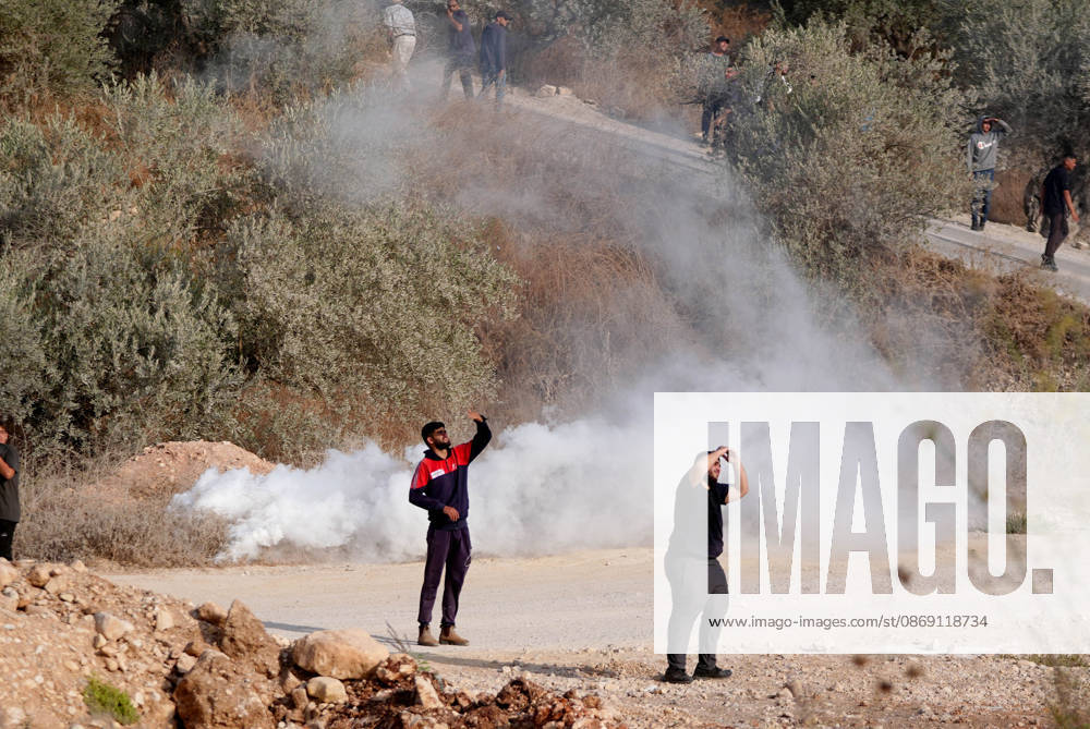 Israeli settlers attack Palestinians harvesting olives in West Bank RAMALLAH, PALESTINE - OCTOBER 10: Israeli settlers attack Palestinians harvesting olives in the village of Deir Abu Mashal, northwest of Ramallah in the West Bank, Palestine, on October 10, 2026. Israeli forces arriving at the scene intervene against Palestinians with tear gas, preventing them from continuing the olive harvest. Issam Rimawi Anadolu Ramallah West Bank. Editorial use only. Please get in touch for any other usage.