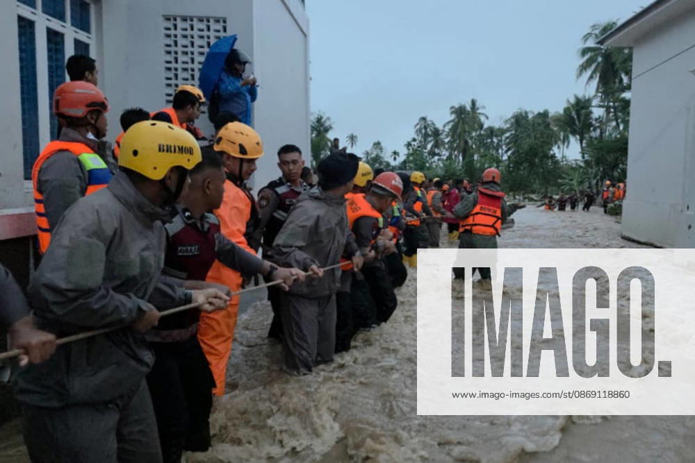 Search and rescue teams evacuate residents after flash floods in Indonesia PADANG, INDONESIA - OCTOBER 10: (---- - MANDATORY CREDIT - INDONESIAN SEARCH AND RESCUE AGENCY (BASARNAS) HANDOUT - NO MARKETING NO ADVERTISING CAMPAIGNS - DISTRIBUTED AS A SERVICE TO CLIENTS----) The search and rescue team carried out an evacuation during a flash flood occurred in Padang, West Sumatra, Indonesia on October 10, 2026. Flash floods hit a number of sub-districts in Padang City after heavy rain. Basarnas Handout Anadolu Padang Indonesia. Editorial use only. Please get in touch for any other usage.