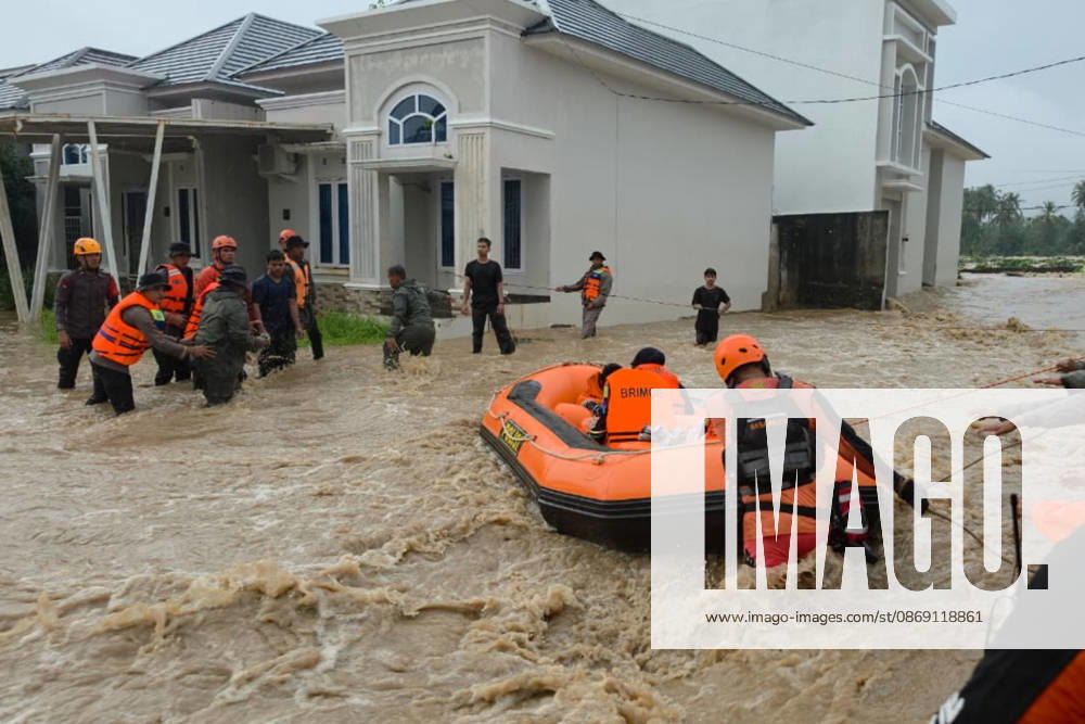 Search and rescue teams evacuate residents after flash floods in Indonesia PADANG, INDONESIA - OCTOBER 10: (---- - MANDATORY CREDIT - INDONESIAN SEARCH AND RESCUE AGENCY (BASARNAS) HANDOUT - NO MARKETING NO ADVERTISING CAMPAIGNS - DISTRIBUTED AS A SERVICE TO CLIENTS----) The search and rescue team carried out an evacuation during a flash flood occurred in Padang, West Sumatra, Indonesia on October 10, 2026. Flash floods hit a number of sub-districts in Padang City after heavy rain. Basarnas Handout Anadolu Padang Indonesia. Editorial use only. Please get in touch for any other usage.
