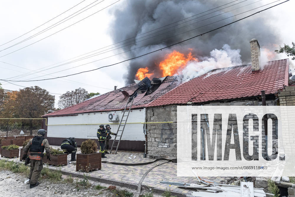 Ukrainian firefighters battle blaze after Russian drone strike in Kramatorsk KRAMATORSK, UKRAINE - OCTOBER 10: Ukrainian firefighters put out a fire in a commercial building following a strike by a Russian FPV drone and under threat from further drone attacks, in Kramatrosk, Ukraine, on October 10, 2026. Diego Herrera Carcedo Anadolu Kramatorsk Ukraine. Editorial use only. Please get in touch for any other usage.