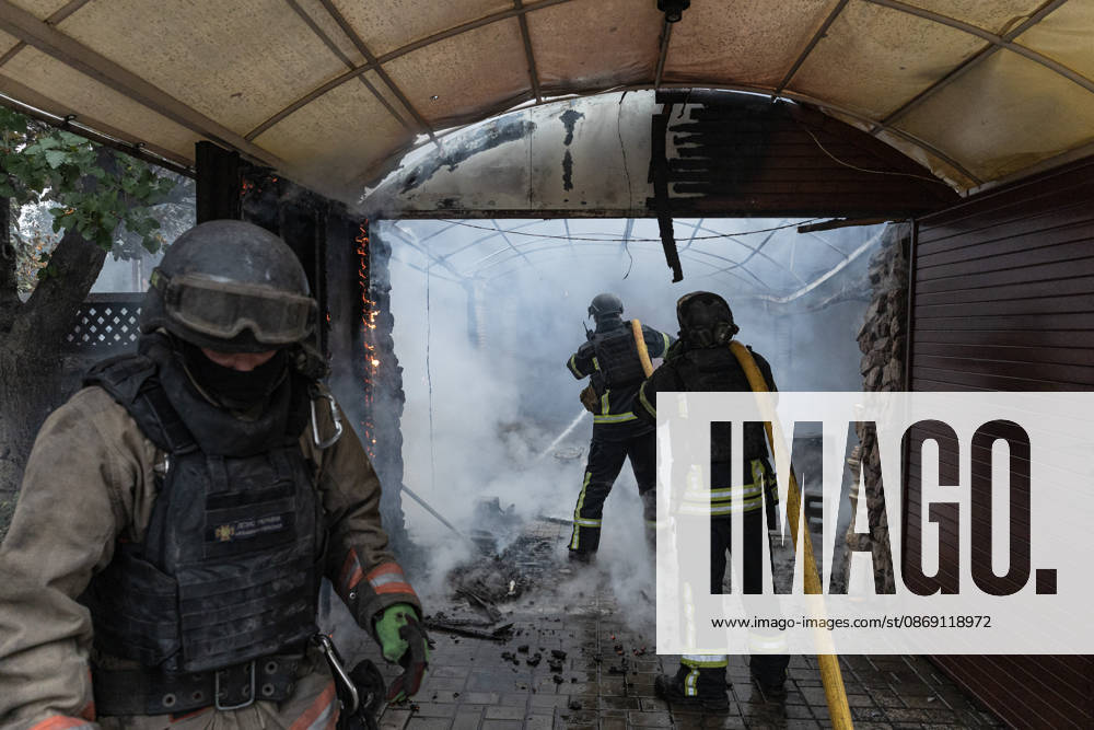 Ukrainian firefighters battle blaze after Russian drone strike in Kramatorsk KRAMATORSK, UKRAINE - OCTOBER 10: Ukrainian firefighters put out a fire in a commercial building following a strike by a Russian FPV drone and under threat from further drone attacks, in Kramatrosk, Ukraine, on October 10, 2026. Diego Herrera Carcedo Anadolu Kramatorsk Ukraine. Editorial use only. Please get in touch for any other usage.
