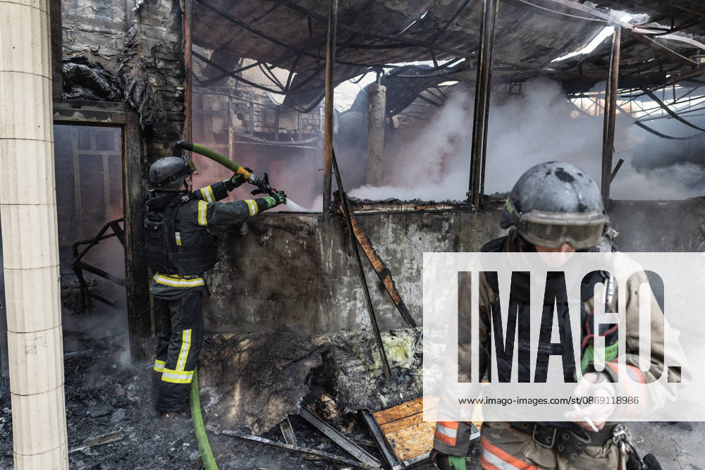 Ukrainian firefighters battle blaze after Russian drone strike in Kramatorsk KRAMATORSK, UKRAINE - OCTOBER 10: Ukrainian firefighters put out a fire in a commercial building following a strike by a Russian FPV drone and under threat from further drone attacks, in Kramatrosk, Ukraine, on October 10, 2026. Diego Herrera Carcedo Anadolu Kramatorsk Ukraine. Editorial use only. Please get in touch for any other usage.
