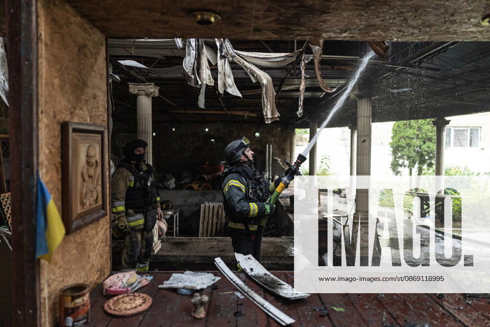Ukrainian firefighters battle blaze after Russian drone strike in Kramatorsk KRAMATORSK, UKRAINE - OCTOBER 10: Ukrainian firefighters put out a fire in a commercial building following a strike by a Russian FPV drone and under threat from further drone attacks, in Kramatrosk, Ukraine, on October 10, 2026. Diego Herrera Carcedo Anadolu Kramatorsk Ukraine. Editorial use only. Please get in touch for any other usage.