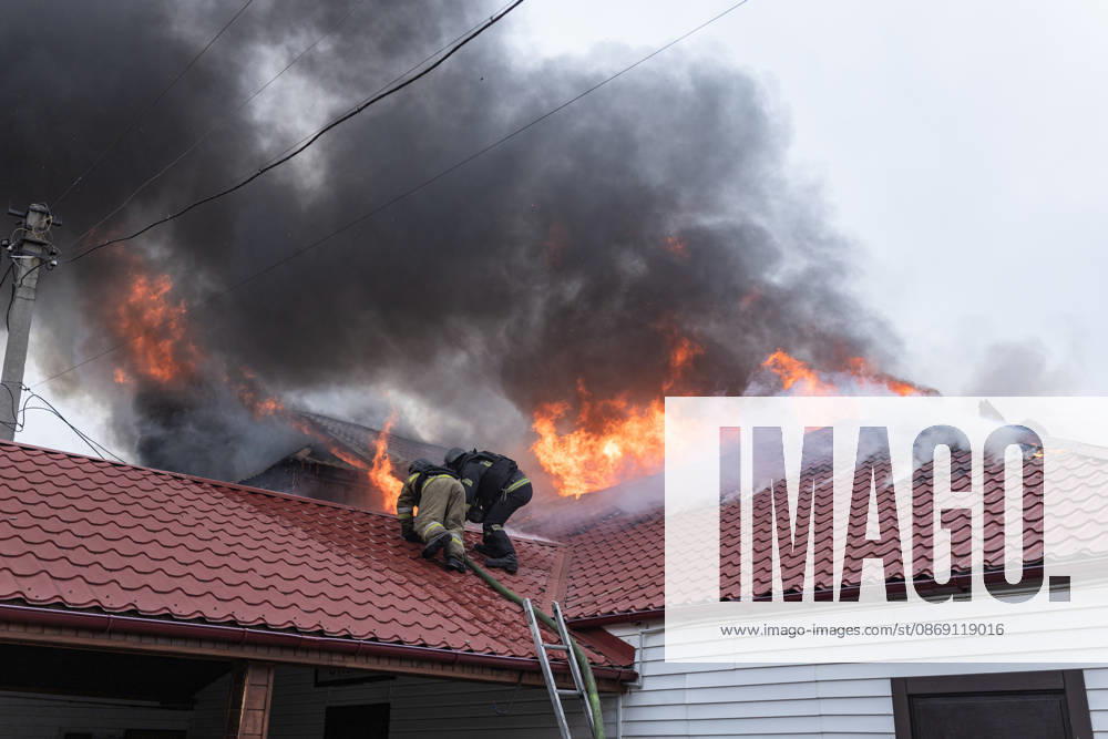 Ukrainian firefighters battle blaze after Russian drone strike in Kramatorsk KRAMATORSK, UKRAINE - OCTOBER 10: Ukrainian firefighters put out a fire in a commercial building following a strike by a Russian FPV drone and under threat from further drone attacks, in Kramatrosk, Ukraine, on October 10, 2026. Diego Herrera Carcedo Anadolu Kramatorsk Ukraine. Editorial use only. Please get in touch for any other usage.
