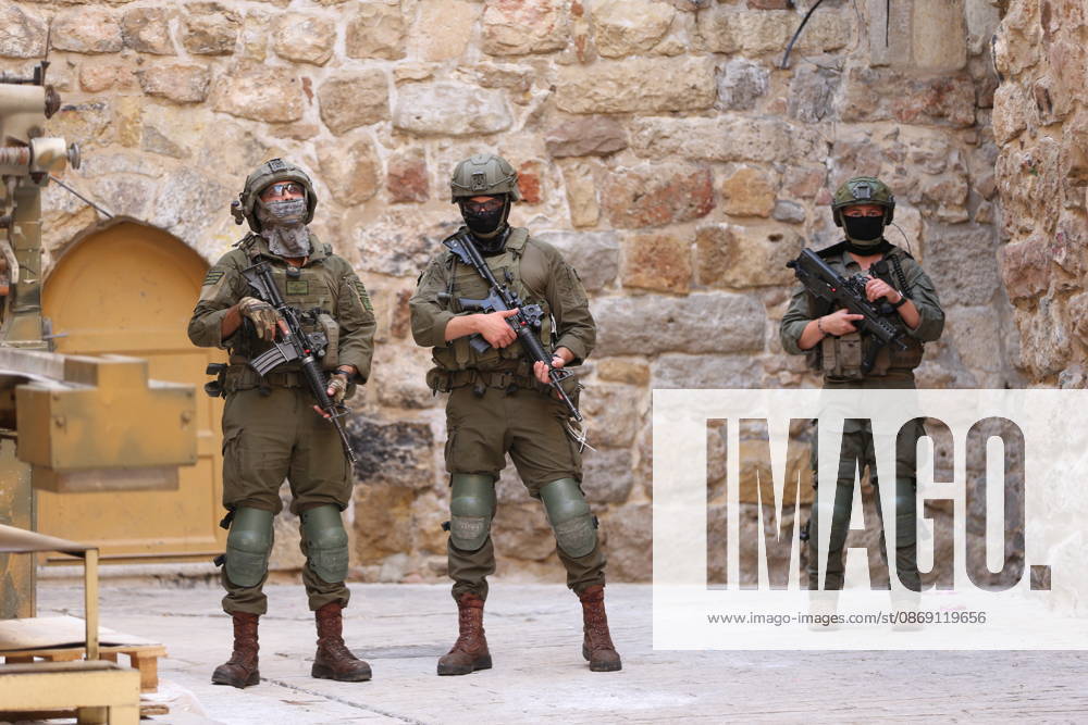 Jewish Settlers Enter Hebron s Old City Under Israeli Army Protection Jewish settlers enter the Old City of Hebron in the West Bank under the protection of Israeli army forces, on October 10, 2026. Photo by Mamoun Wazwaz apaimages Hebron West Bank Palestinian Territory 101026_Hebron_MW_00(23)