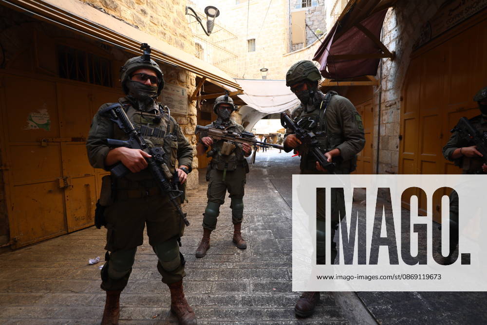 Jewish Settlers Enter Hebron s Old City Under Israeli Army Protection Jewish settlers enter the Old City of Hebron in the West Bank under the protection of Israeli army forces, on October 10, 2026. Photo by Mamoun Wazwaz apaimages Hebron West Bank Palestinian Territory 101026_Hebron_MW_00(5)