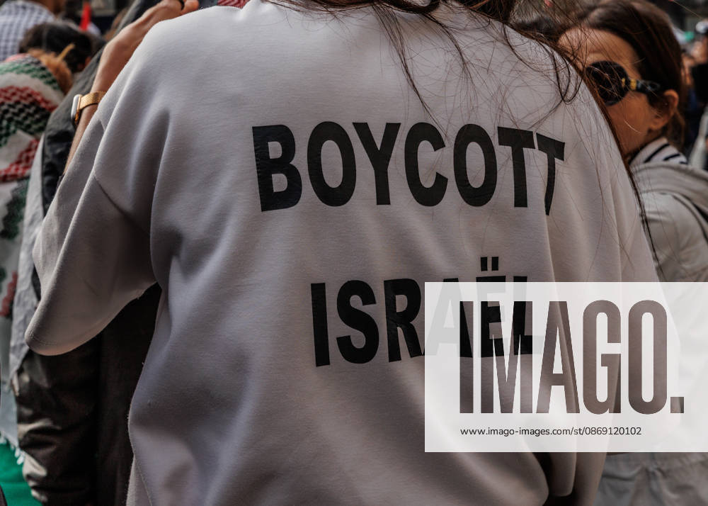 La France Insoumise has called for participation in the demonstration against the genocide in Gaza and in support of the Palestinian people. The demonstration will begin at 2 p.m. at Place de la Ro publique in Paris. - ZUMAs287 20261010_zip_s287_012