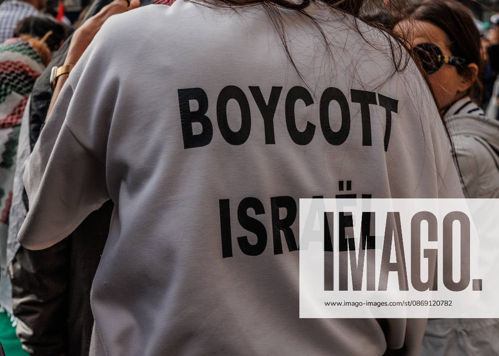La France Insoumise has called for participation in the demonstration against the genocide in Gaza and in support of the Palestinian people. The demonstration will begin at 2 p.m. at Place de la Ro publique in Paris. - ZUMAs287 20261010_zip_s287_012