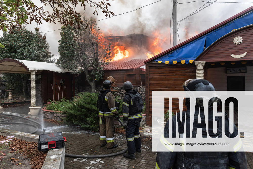 Aftermath of Russian FPV drone attack in Kramatorsk KRAMATORSK, UKRAINE - OCTOBER 10: Ukrainian firefighters put out a fire in a commercial building following a strike by a Russian FPV drone and under threat from further drone attacks, in Kramatrosk, Ukraine, 10 October 2026 Diego Herrera Carcedo Anadolu Kramatorsk Ukraine. Editorial use only. Please get in touch for any other usage.