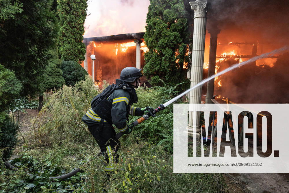 Aftermath of Russian FPV drone attack in Kramatorsk KRAMATORSK, UKRAINE - OCTOBER 10: Ukrainian firefighters put out a fire in a commercial building following a strike by a Russian FPV drone and under threat from further drone attacks, in Kramatrosk, Ukraine, 10 October 2026 Diego Herrera Carcedo Anadolu Kramatorsk Ukraine. Editorial use only. Please get in touch for any other usage.