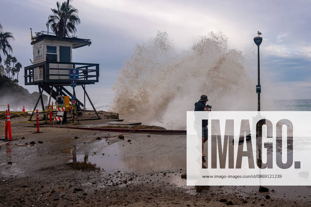 Aliso Beach in Laguna Beach, California, Sustains Erosion from Heavy Swells on October 10, 2026. Laguna Beach USA - ZUMAg219 20261010_znp_g219_002