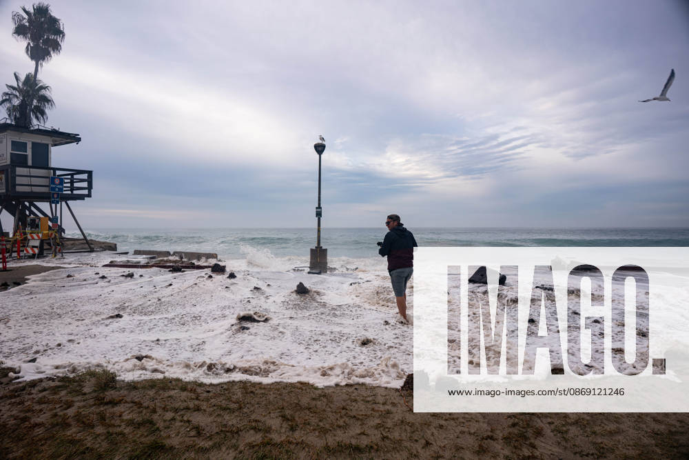 Aliso Beach in Laguna Beach, California, Sustains Erosion from Heavy Swells on October 10, 2026. Laguna Beach USA - ZUMAg219 20261010_znp_g219_004