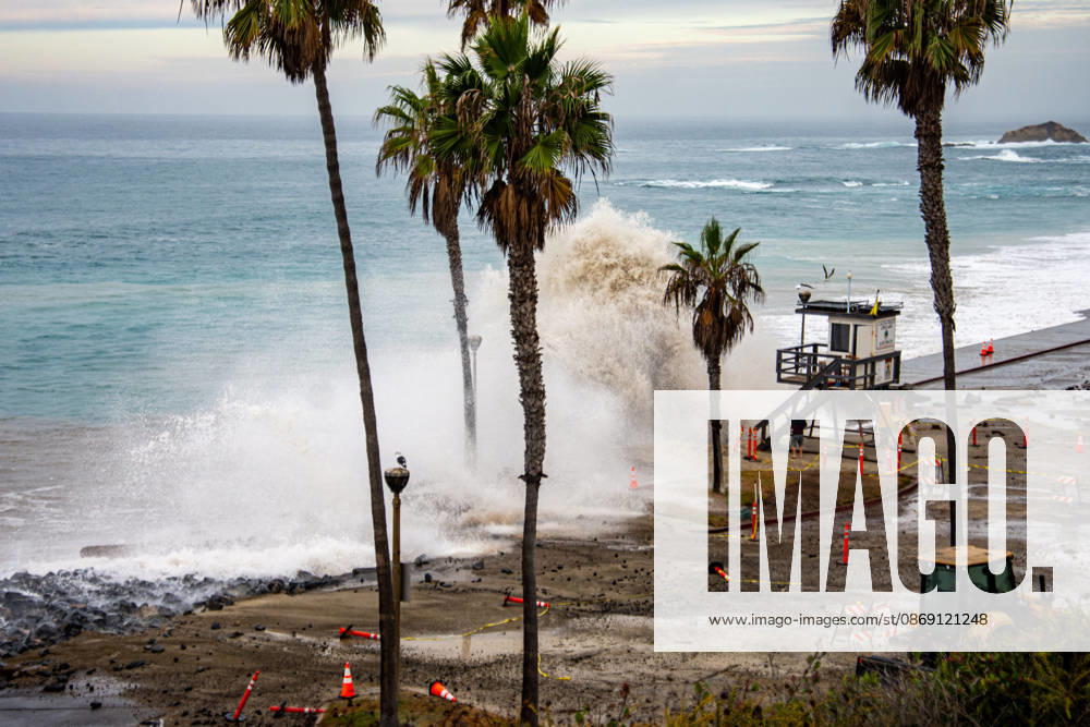 Aliso Beach in Laguna Beach, California, Sustains Erosion from Heavy Swells on October 10, 2026. Laguna Beach USA - ZUMAg219 20261010_znp_g219_005