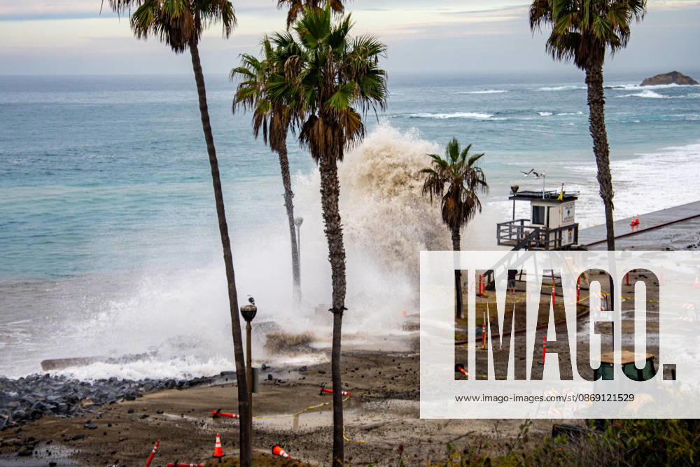 Aliso Beach in Laguna Beach, California, Sustains Erosion from Heavy Swells on October 10, 2026. Laguna Beach USA - ZUMAg219 20261010_znp_g219_009