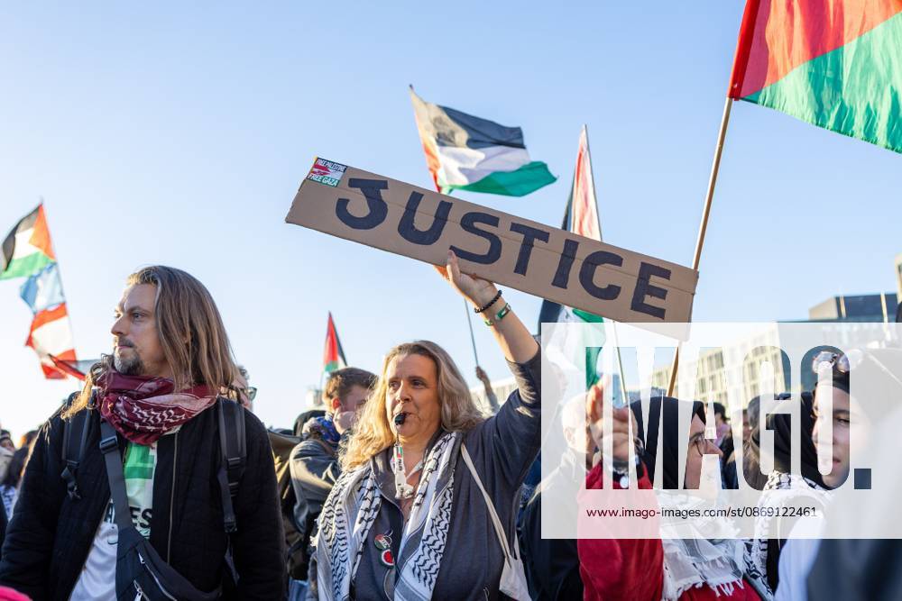 United4Palestine Rally in Berlin BERLIN, GERMANY, OCTOBER 10, 2026: Thousands of demonstrators take part in the United4Palestine rally under the slogan No Peace on Stolen Land in Berlin. Police estimated that around 3,500 people participated in the demonstration, which took place amid extensive security measures and a large police presence. Pro-Israeli counter-protests were also held nearby, with participants expressing opposing views on the Israeli-Palestinian conflict. Berlin Berlin Germany