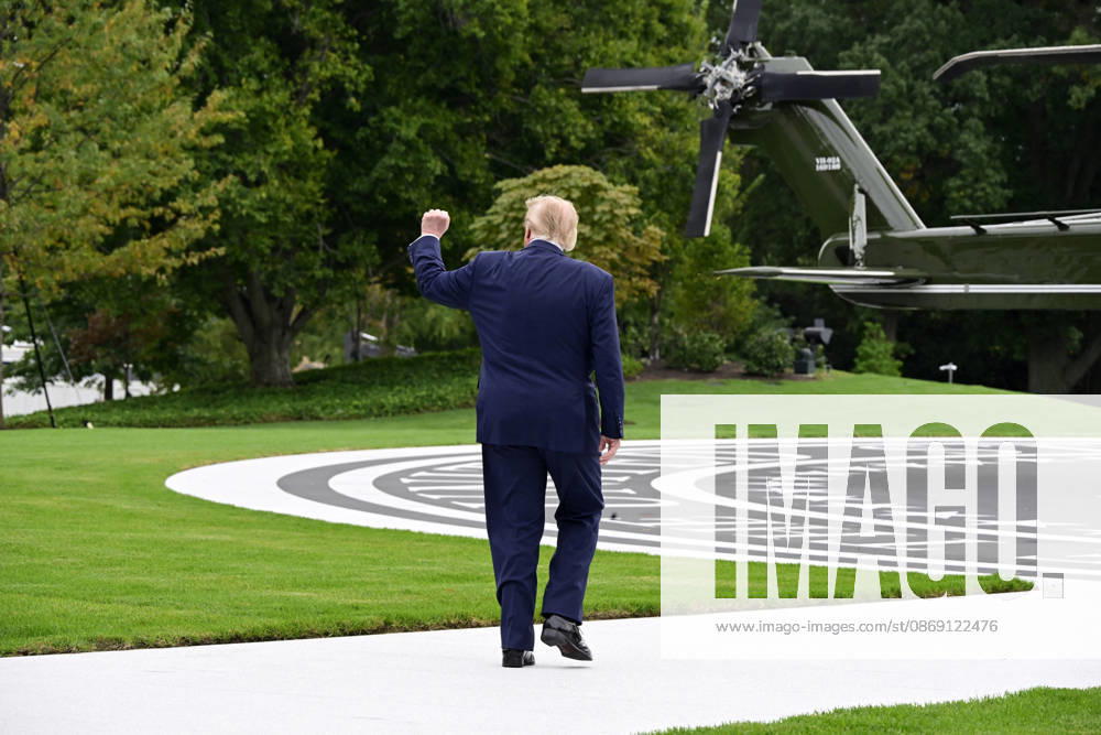 DC: Trump Departs for Clarksville, TN United States President Donald J Trump gestures towards the ballroom construction workers as he departs the South Lawn of the White House in Washington, DC, USA, en route Clarksville, Tennessee on Saturday, October 10, 2026. The President will participate in a campaign rally for Tennessee Republican candidates on the ballot in November. Credit: Ron Sachs Pool via CNP Washington District of Columbia United States