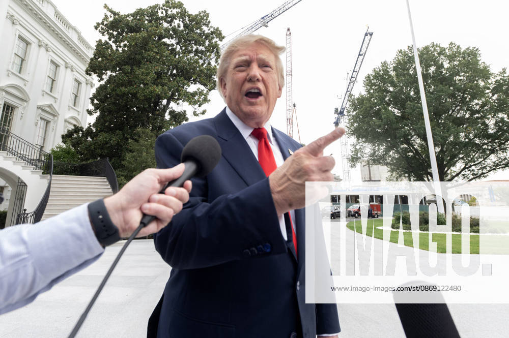 DC: Trump Departs for Clarksville, TN United States President Donald J Trump speaks to the media prior to departing the South Lawn of the White House in Washington, DC, USA, en route Clarksville, Tennessee on Saturday, October 10, 2026. The President will participate in a campaign rally for Tennessee Republican candidates on the ballot in November. Credit: Ron Sachs Pool via CNP Washington District of Columbia United States
