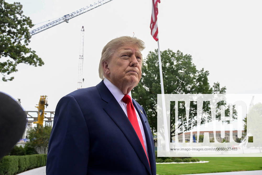 DC: Trump Departs for Clarksville, TN United States President Donald J Trump speaks to the media prior to departing the South Lawn of the White House in Washington, DC, USA, en route Clarksville, Tennessee on Saturday, October 10, 2026. The President will participate in a campaign rally for Tennessee Republican candidates on the ballot in November. Credit: Ron Sachs Pool via CNP Washington District of Columbia United States