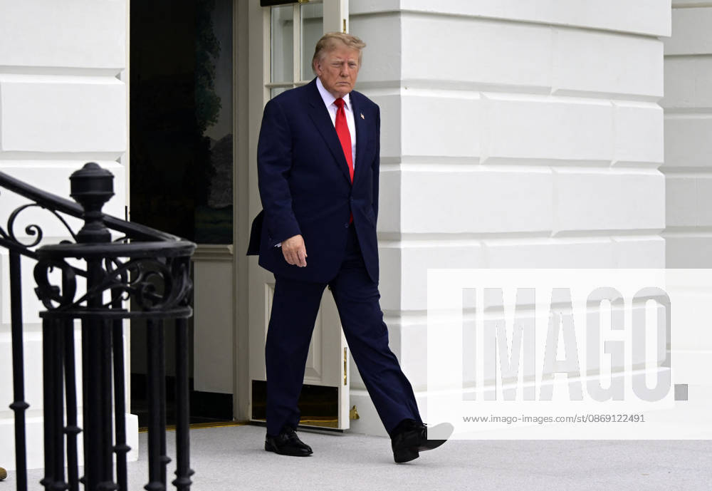 DC: Trump Departs for Clarksville, TN United States President Donald J Trump departs the South Lawn of the White House in Washington, DC, USA, en route Clarksville, Tennessee on Saturday, October 10, 2026. The President will participate in a campaign rally for Tennessee Republican candidates on the ballot in November. Credit: Ron Sachs Pool via CNP Washington District of Columbia United States