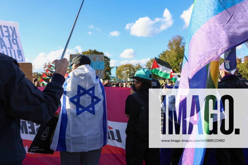 United4Palestine Rally in Berlin BERLIN, GERMANY, OCTOBER 10, 2026: Thousands of demonstrators take part in the United4Palestine rally under the slogan No Peace on Stolen Land in Berlin. Police estimated that around 3,500 people participated in the demonstration, which took place amid extensive security measures and a large police presence. Pro-Israeli counter-protests were also held nearby, with participants expressing opposing views on the Israeli-Palestinian conflict. Berlin Berlin Germany