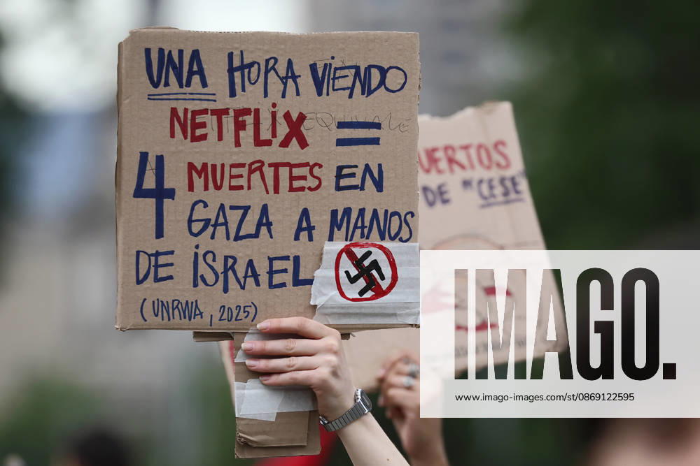 Santiago, October 10, 2026: March for Palestine organized by the Global Action for Palestine (GAFP) alliance along Alameda Street in downtown Santiago. Dragomir Yankovic, Aton Chile, Santiago, Chile. Aton 1198352