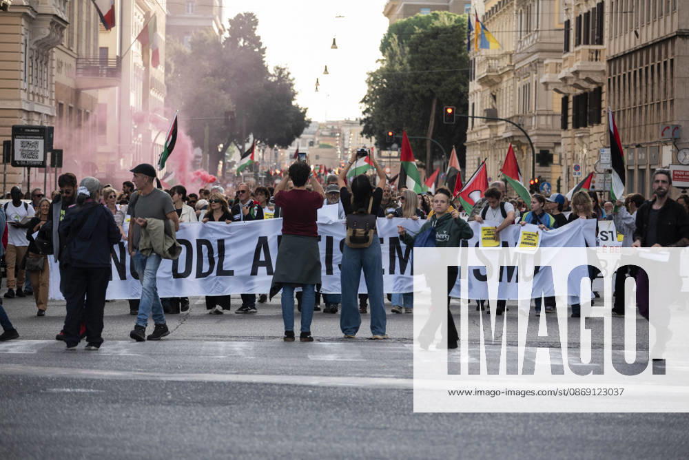 Foto IPP Diego Nangano Cappello Roma 10-10-2026 Manifestazione Pro Palestina nella foto: manifestanti con striscione per la palestina Italy Photo Press - World Copyright
