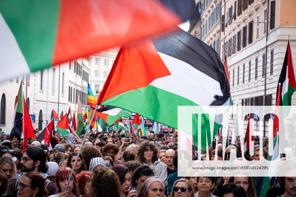 Thousands of people take to the streets of the capital to march in solidarity with Gaza and the Palestinians, and to call for the unblocking of humanitarian aid entering the Strip. Rome Italy - ZUMAg256 20261010_znp_g256_001