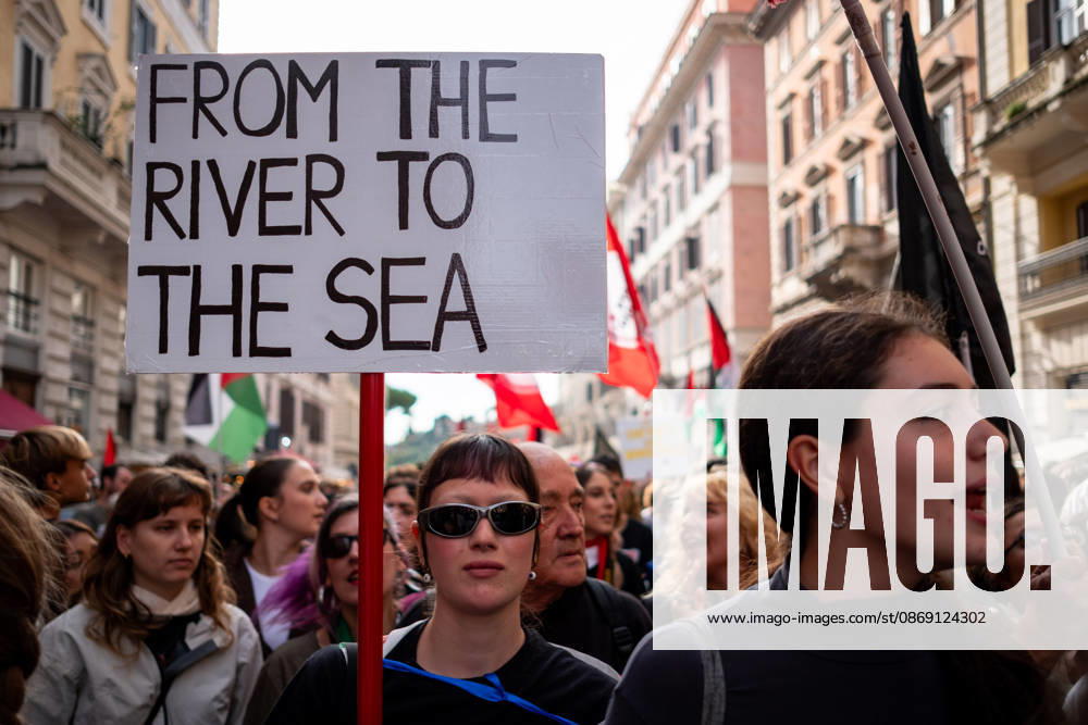 Thousands of people take to the streets of the capital to march in solidarity with Gaza and the Palestinians, and to call for the unblocking of humanitarian aid entering the Strip. Rome Italy - ZUMAg256 20261010_znp_g256_008