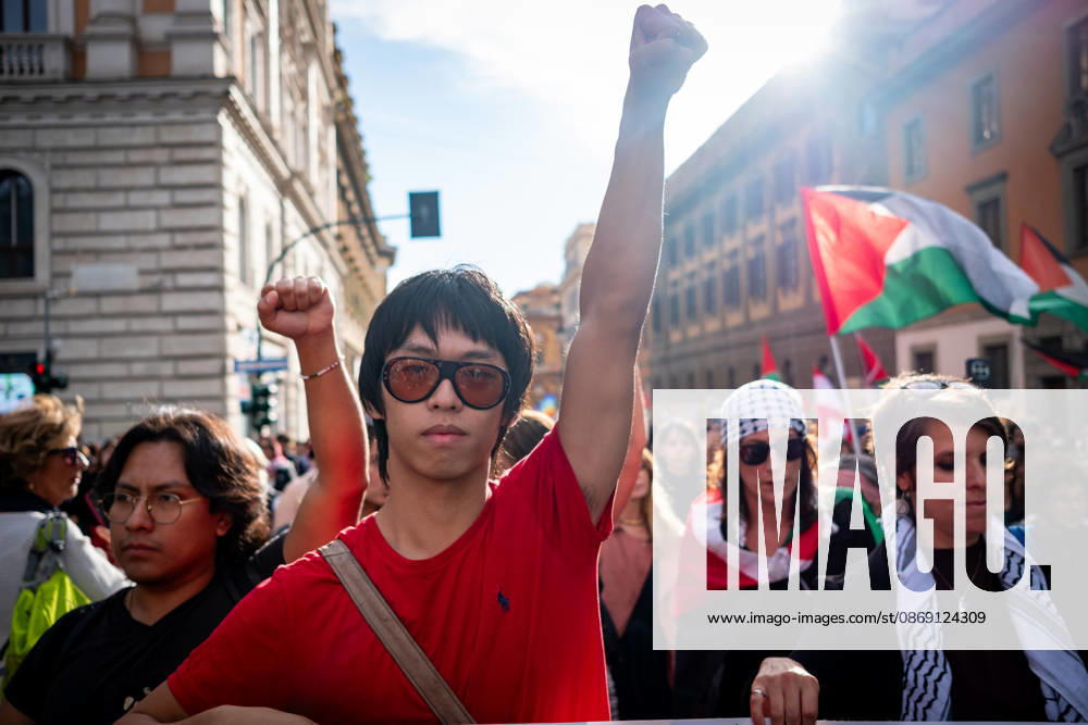 Thousands of people take to the streets of the capital to march in solidarity with Gaza and the Palestinians, and to call for the unblocking of humanitarian aid entering the Strip. Rome Italy - ZUMAg256 20261010_znp_g256_015