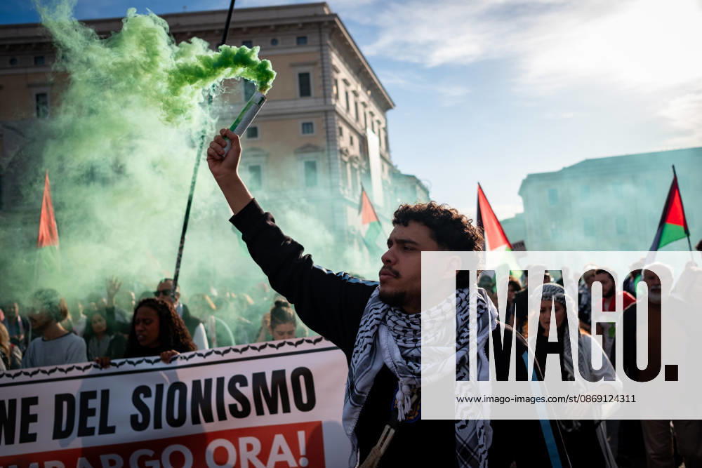 Thousands of people take to the streets of the capital to march in solidarity with Gaza and the Palestinians, and to call for the unblocking of humanitarian aid entering the Strip. Rome Italy - ZUMAg256 20261010_znp_g256_016