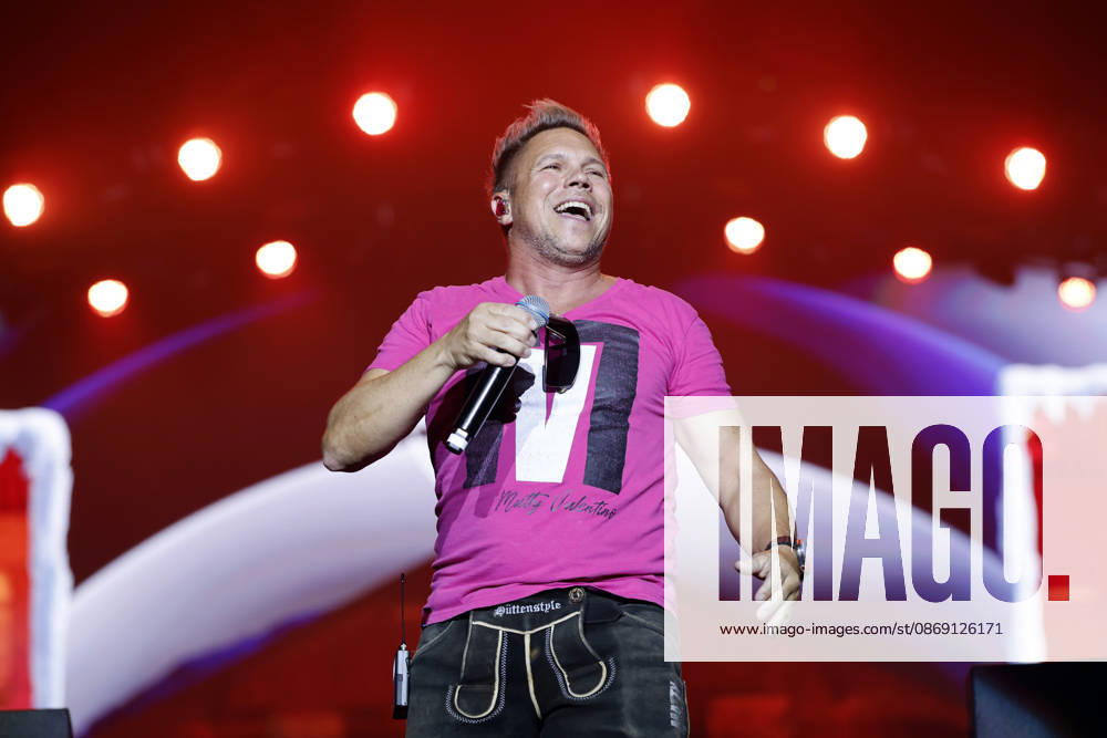 Musiker Matty Valentino bei dem Partyschlager-Event Mountain Mania (der größten Apres-Ski-Party seit Erfindung des Winters) in der Lanxess-Arena. Köln, 10.10.2026 NRW Deutschland