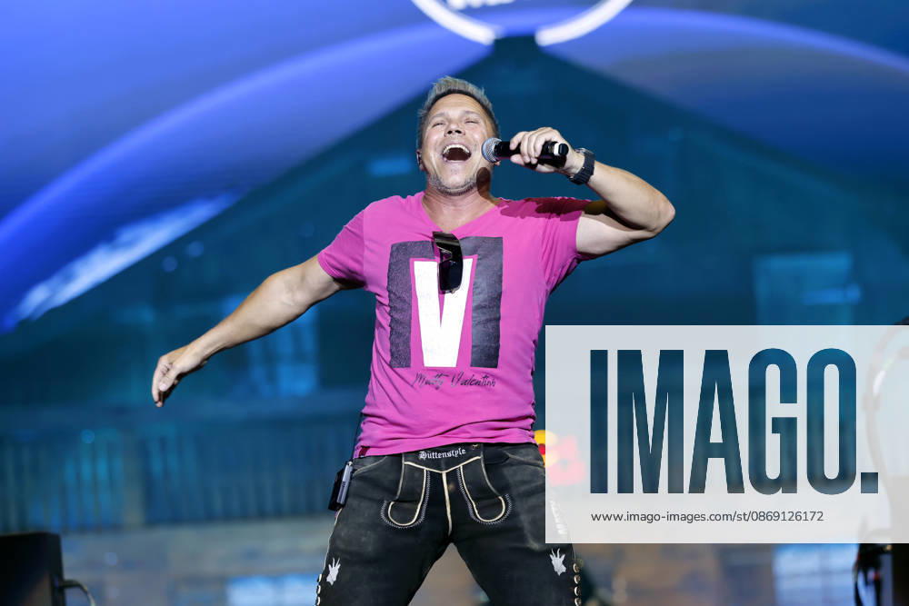 Musiker Matty Valentino bei dem Partyschlager-Event Mountain Mania (der größten Apres-Ski-Party seit Erfindung des Winters) in der Lanxess-Arena. Köln, 10.10.2026 NRW Deutschland