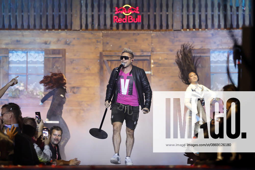 Musiker Matty Valentino bei dem Partyschlager-Event Mountain Mania (der größten Apres-Ski-Party seit Erfindung des Winters) in der Lanxess-Arena. Köln, 10.10.2026 NRW Deutschland