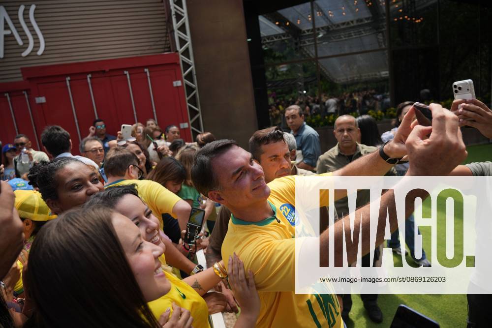 Flavio Bolsonaro meets female supporters in Rio RIO DE JANEIRO, BRAZIL, OCTOBER 10, 2026: Brazilian presidential candidate Flavio Bolsonaro addresses female supporters during a campaign event in Rio de Janeiro ahead of the October 25 presidential runoff election against incumbent President Luiz Inacio Lula da Silva. Bolsonaro met with women leaders and supporters to discuss women s participation in politics, family support and social inclusion policies, including assistance for mothers and families of children with special needs. The event formed part of his campaign efforts to mobilize voters ahead of the second round. Rio de Janeiro Brazil