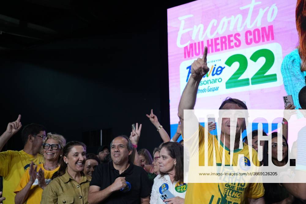 Flavio Bolsonaro meets female supporters in Rio RIO DE JANEIRO, BRAZIL, OCTOBER 10, 2026: Brazilian presidential candidate Flavio Bolsonaro addresses female supporters during a campaign event in Rio de Janeiro ahead of the October 25 presidential runoff election against incumbent President Luiz Inacio Lula da Silva. Bolsonaro met with women leaders and supporters to discuss women s participation in politics, family support and social inclusion policies, including assistance for mothers and families of children with special needs. The event formed part of his campaign efforts to mobilize voters ahead of the second round. Rio de Janeiro Brazil