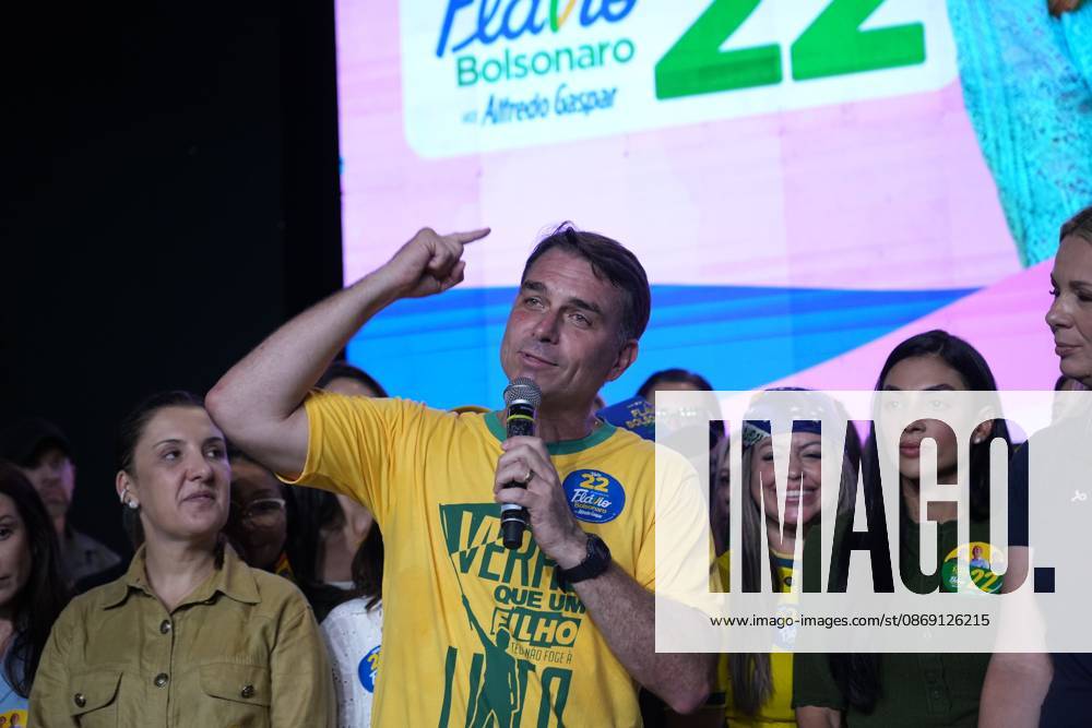 Flavio Bolsonaro meets female supporters in Rio RIO DE JANEIRO, BRAZIL, OCTOBER 10, 2026: Brazilian presidential candidate Flavio Bolsonaro addresses female supporters during a campaign event in Rio de Janeiro ahead of the October 25 presidential runoff election against incumbent President Luiz Inacio Lula da Silva. Bolsonaro met with women leaders and supporters to discuss women s participation in politics, family support and social inclusion policies, including assistance for mothers and families of children with special needs. The event formed part of his campaign efforts to mobilize voters ahead of the second round. Rio de Janeiro Brazil