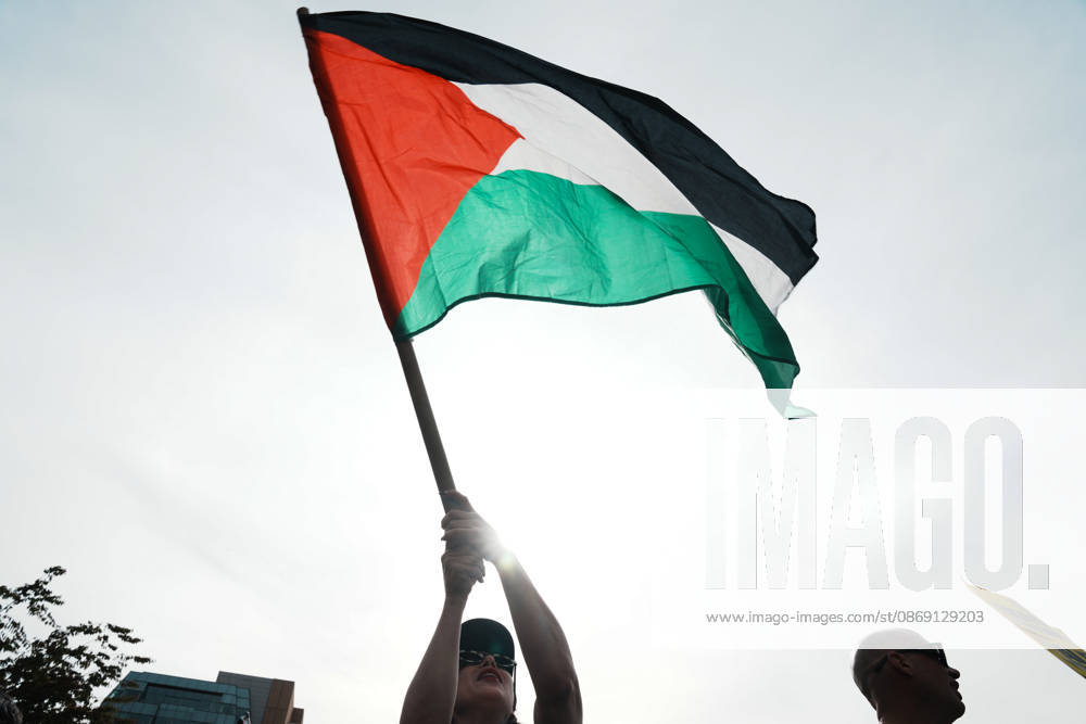 A protester holds a Palestinian flag as hundreds of people attend a Pro-Palestine rally in Washington Square Park on October 10, 2026 in New York. New York USA - ZUMAb148 20261010_zap_b148_076