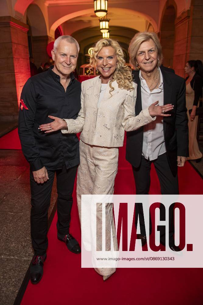 ABB HOPEGALA- Dirk Michaelis, Victoria Herrmann und Rüdiger Ritchie Barton zu Gast auf dem roten Teppich bei der Hope Gala 2026 im Schauspielhaus Dresden am 10.10.2026 in Dresden Sachsen Deutschland