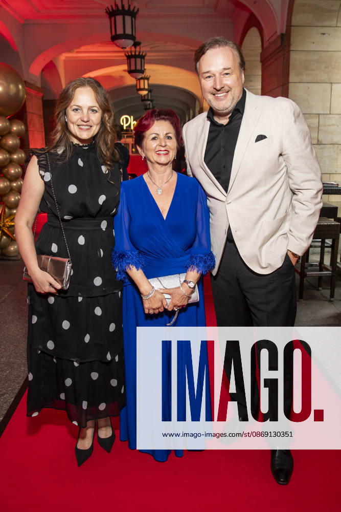 ABB HOPEGALA- Lidija Grossmann, Viola Klein und Stephan Grossmann zu Gast auf dem roten Teppich bei der Hope Gala 2026 im Schauspielhaus Dresden am 10.10.2026 in Dresden Sachsen Deutschland