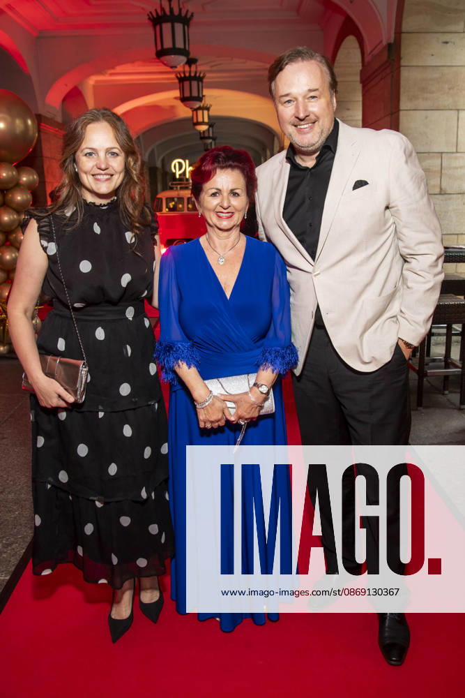 ABB HOPEGALA- Lidija Grossmann, Viola Klein und Stephan Grossmann zu Gast auf dem roten Teppich bei der Hope Gala 2026 im Schauspielhaus Dresden am 10.10.2026 in Dresden Sachsen Deutschland