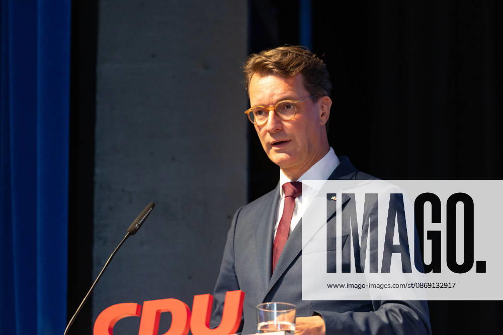 Festakt zu 150 Jahren Adenauer und 80 Jahren CDU Bad Honnef - 10.10.26 Rede von NRW Ministerpräsident Hendrik WÜST (CDU) - Festakt zu 150 Jahren Konrad Adenauer und 80 Jahren CDU Bad Honnef im Kursaal in Bad Honnef. Adenauer, der erste Bundeskanzler, wurde am 5. Januar 1876 geboren und lebte in Rhöndorf. Die CDU Bad Honnef feierte ihr 80-jähriges Bestehen. Bad Honnef Kursaal Nordrhein-Westfalen Deutschland